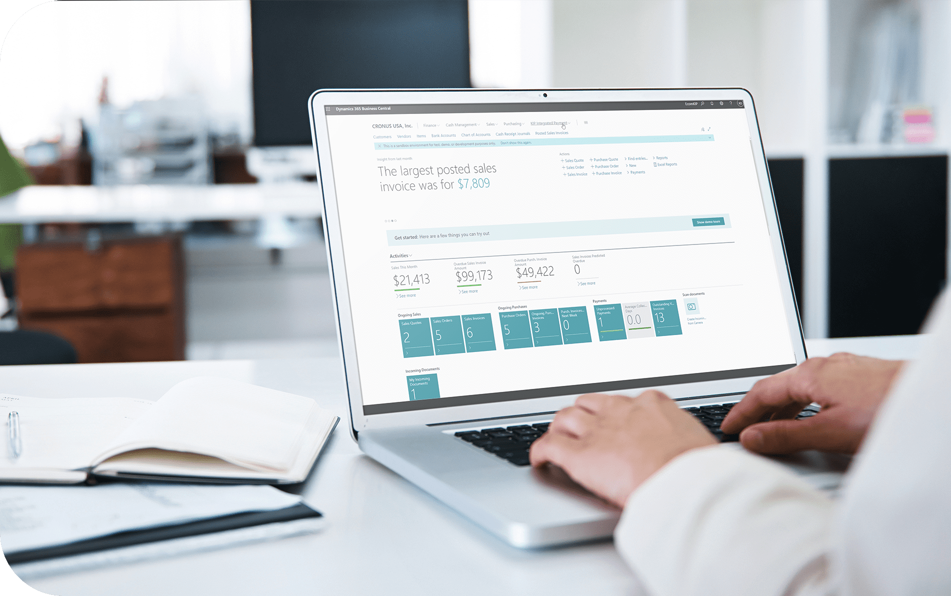 banner-ERP-laptop-round